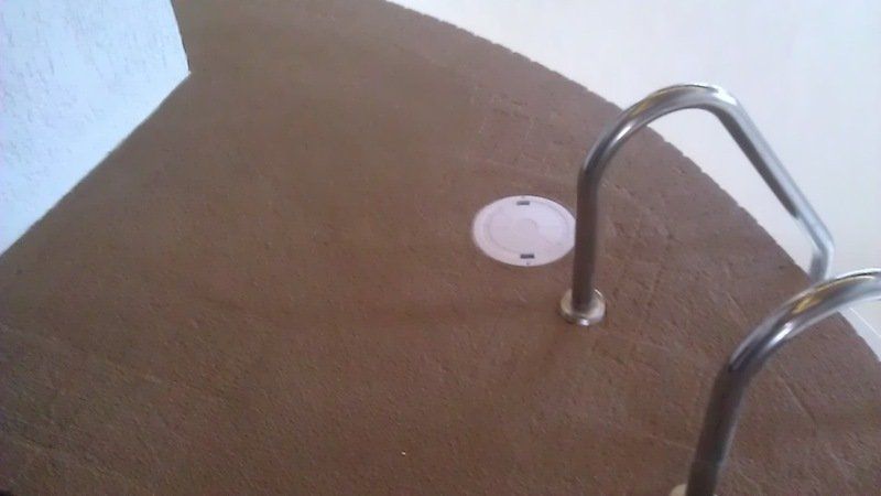 Un gros plan d'un escalier menant à une piscine.