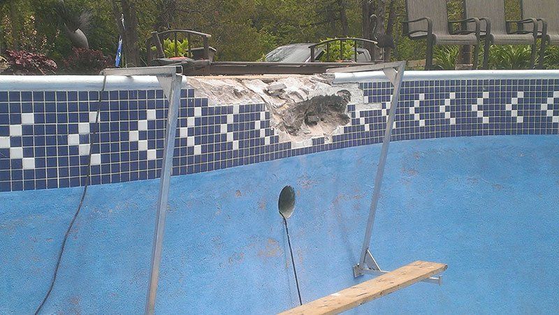 Une piscine avec un trou au milieu