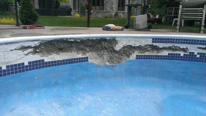 Une piscine avec un trou au milieu.