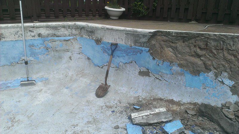 Une pelle est posée au milieu d'une piscine.