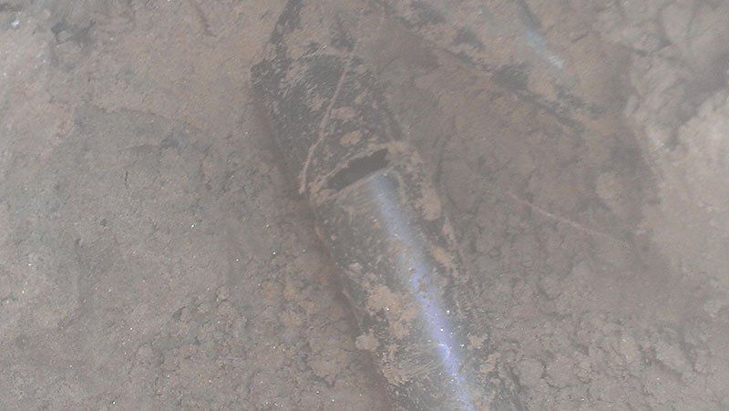 Un gros plan d'un tuyau dans la terre.