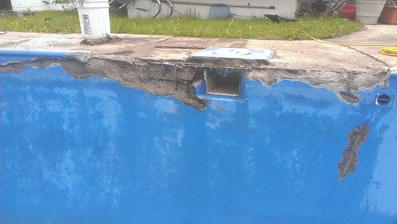 Une piscine bleue avec un trou sur le côté.