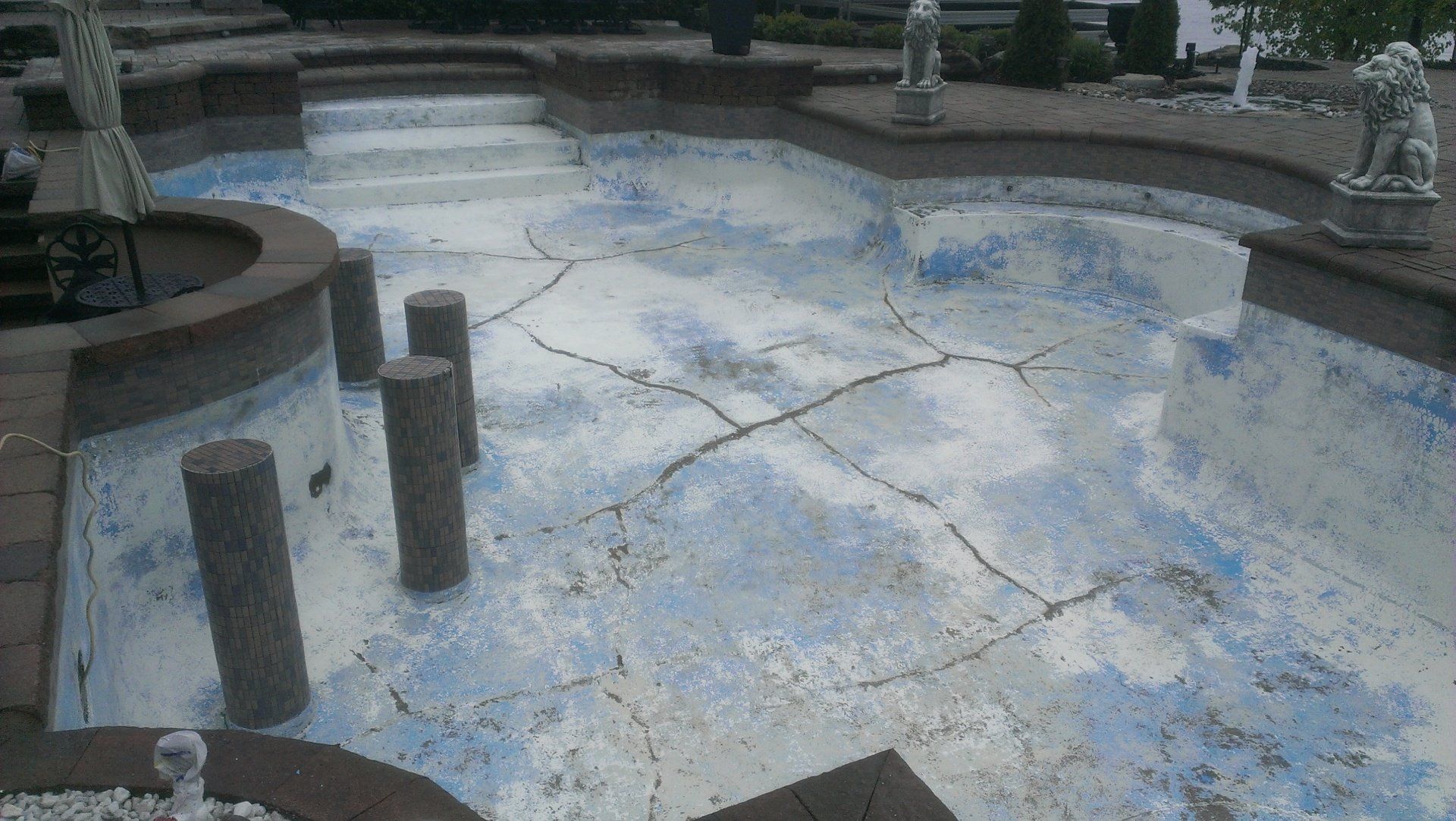 Une grande piscine avec une fontaine au milieu.