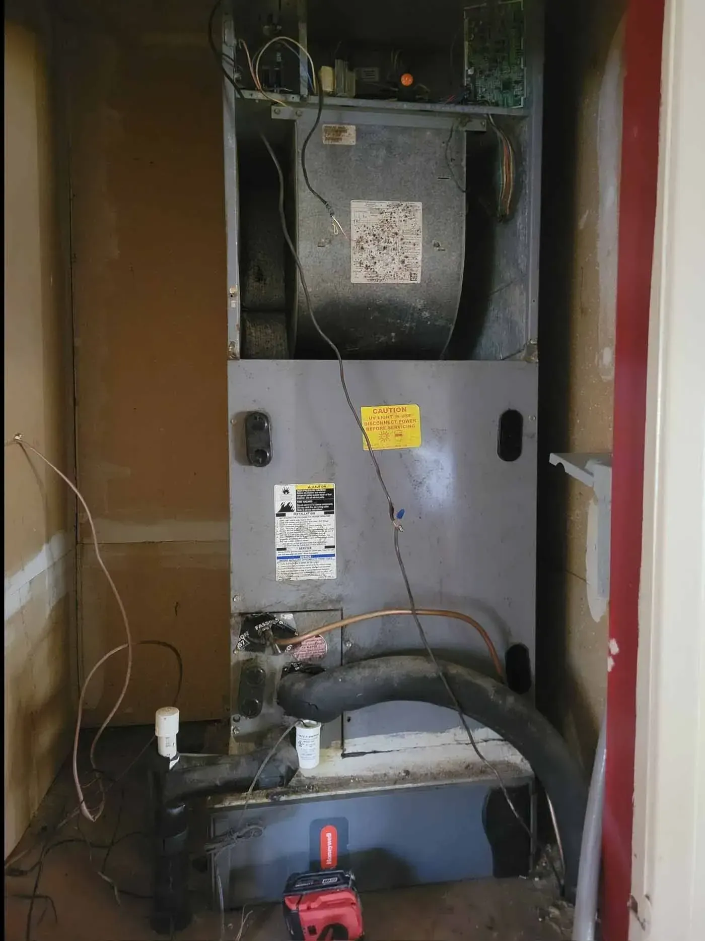 A room with a heater and a vacuum cleaner in it