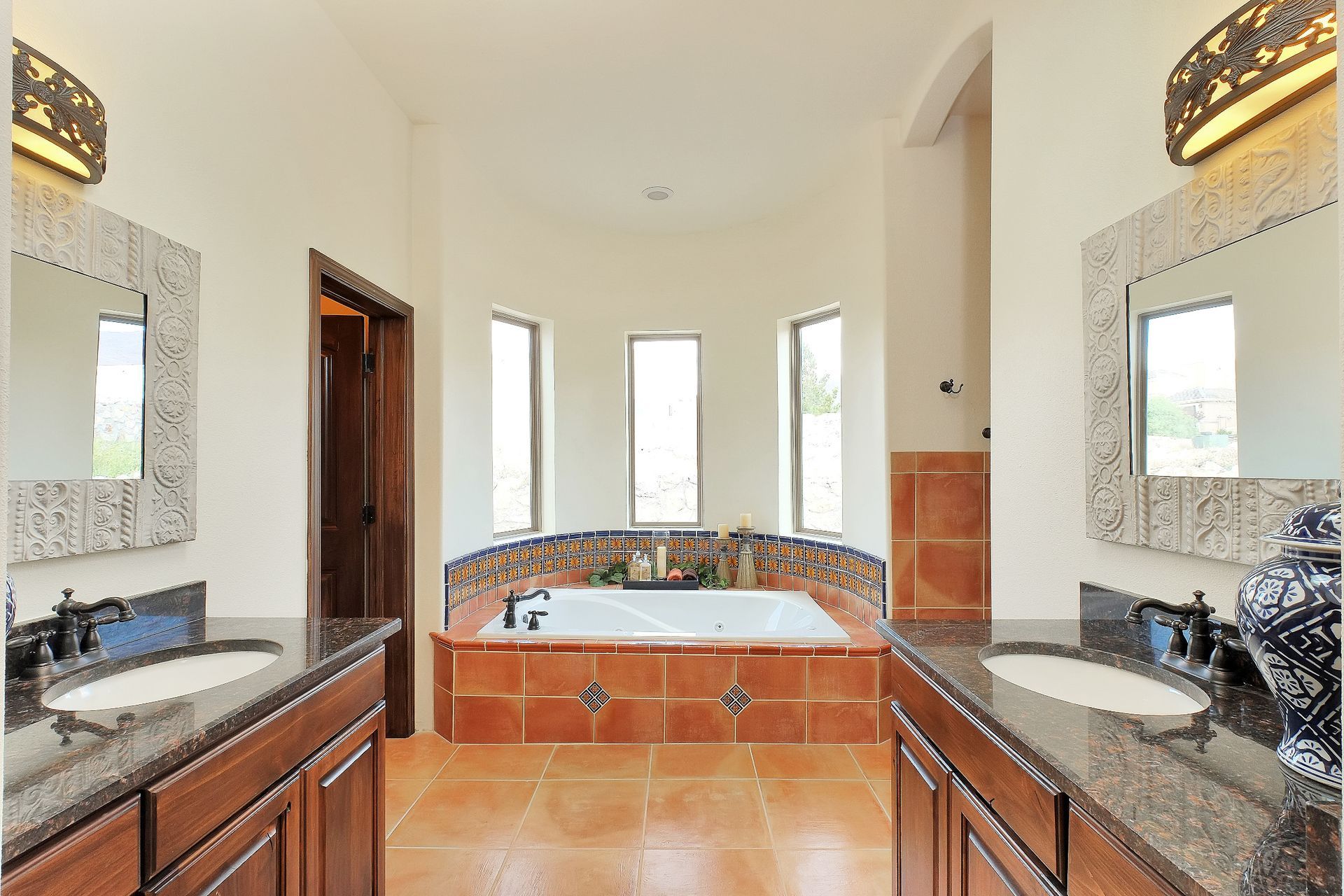 A bathroom with two sinks and a bathtub.