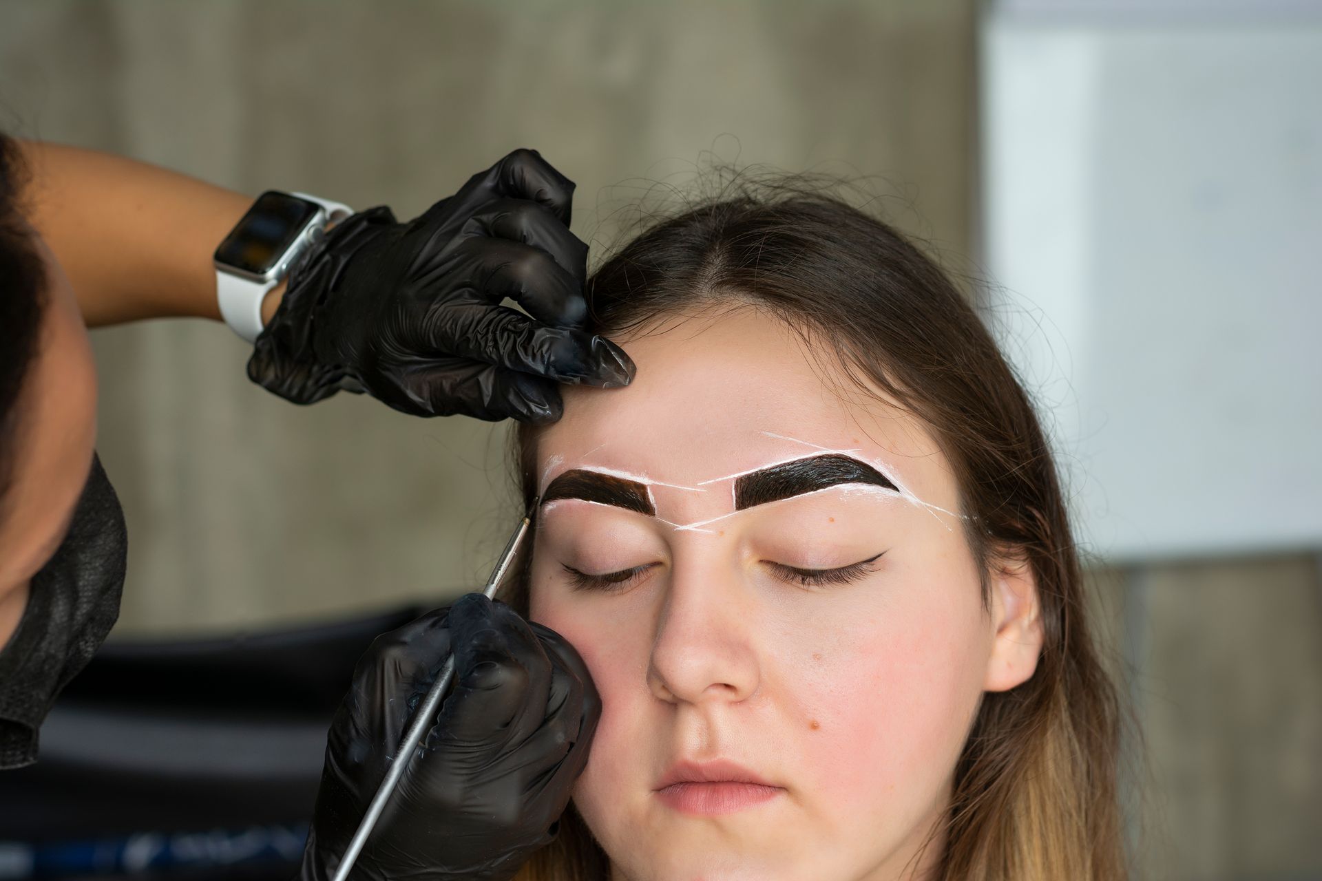 woman getting brows tinted