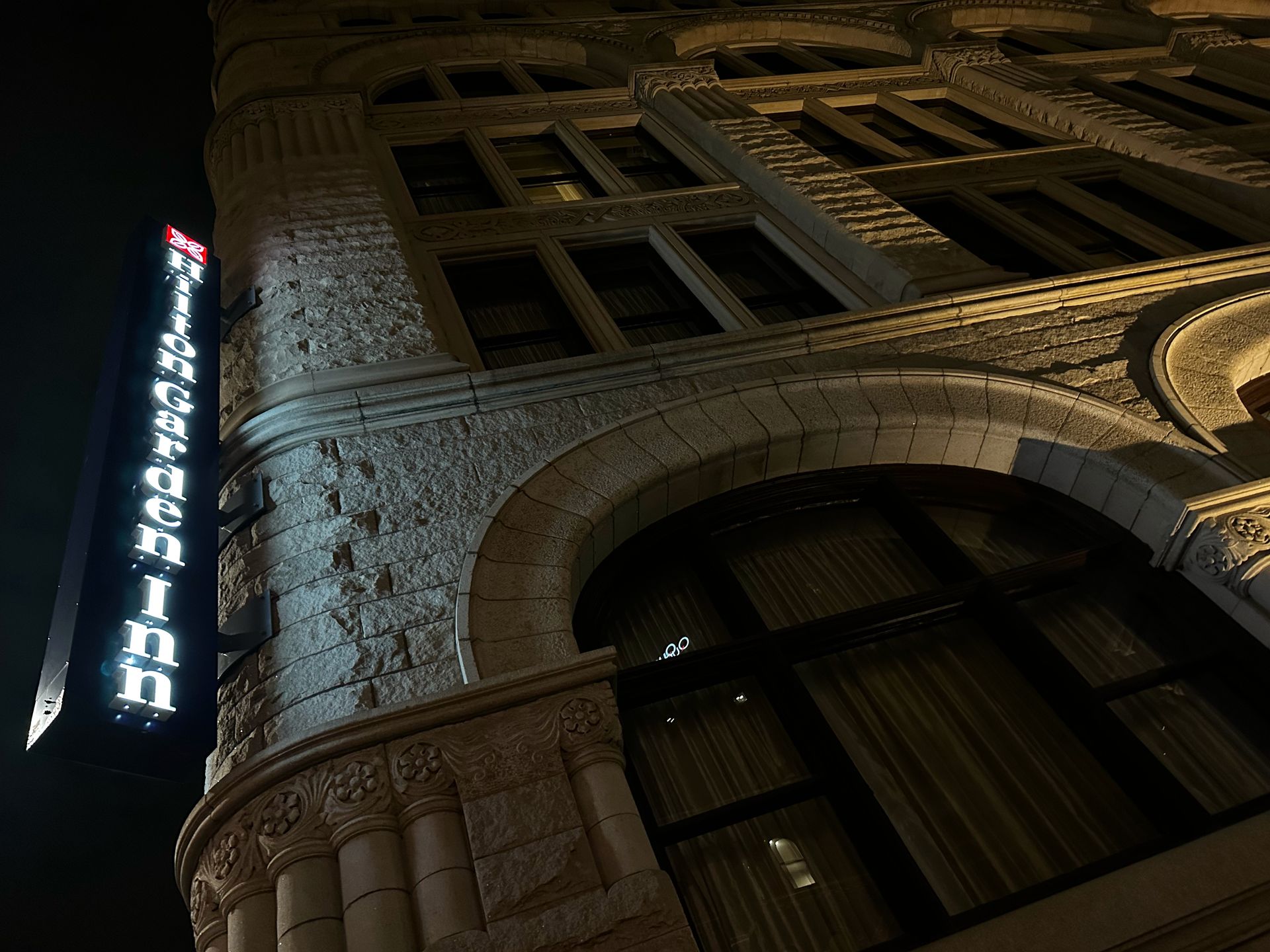 A building with a sign that says ' jackson inn ' on it