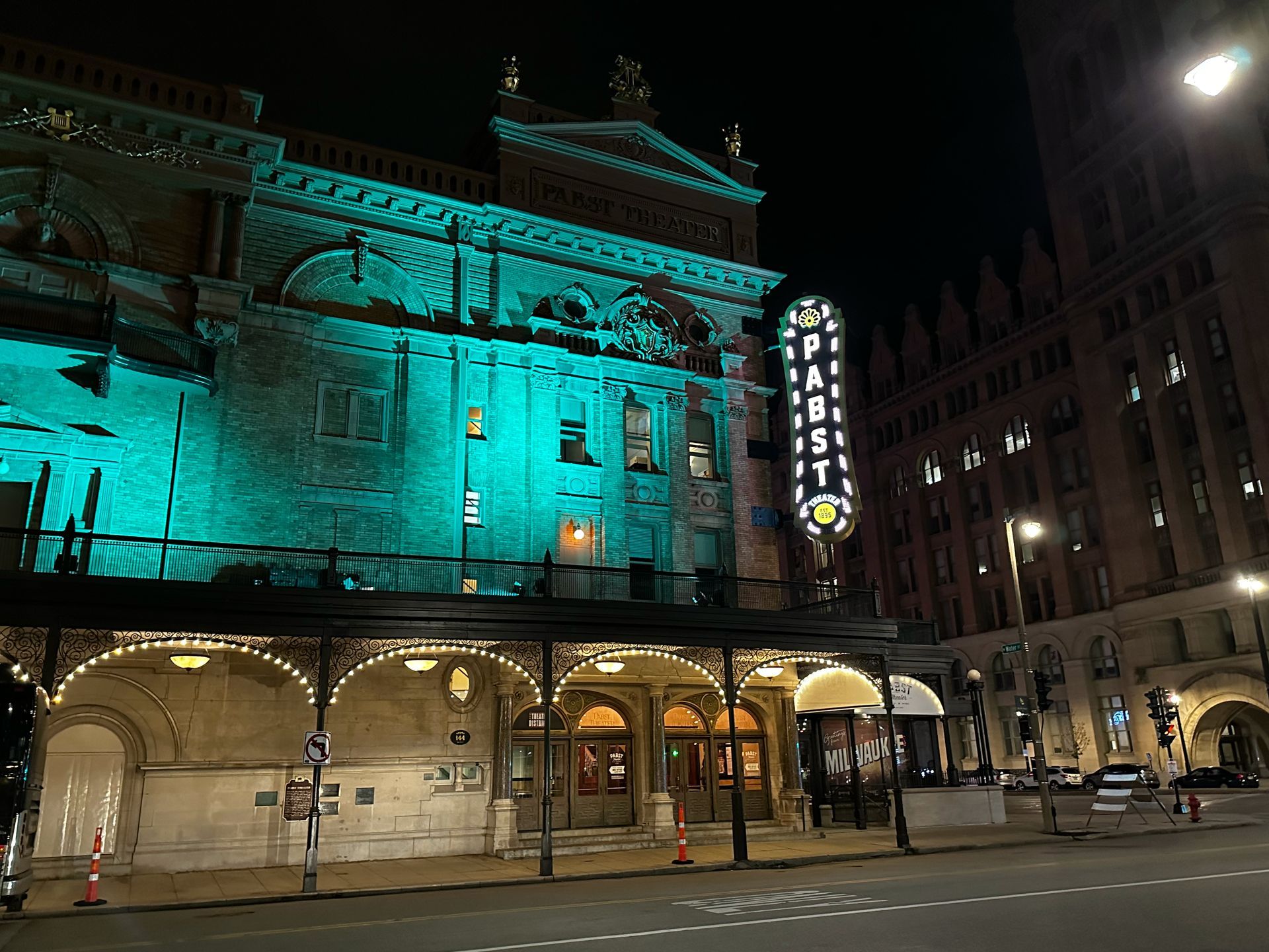 A large building with the word paramount on it