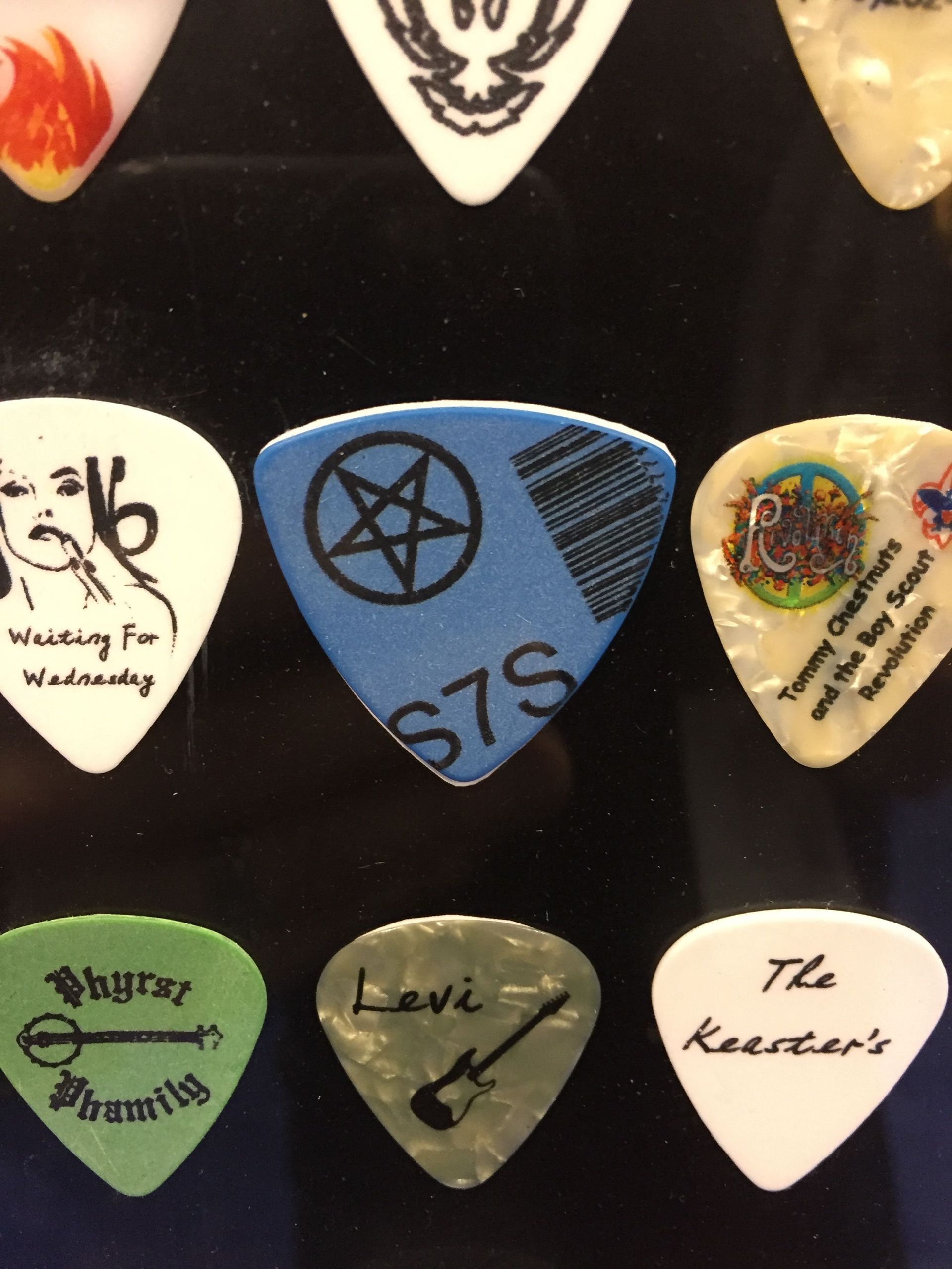 A guitar pick with levi written on it