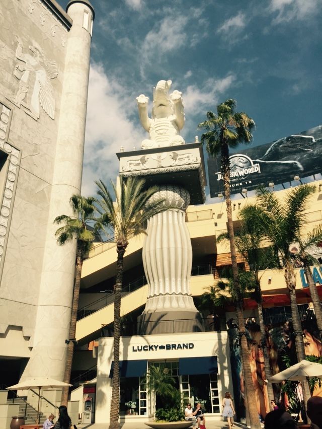 A statue in front of a building that says lucky brand