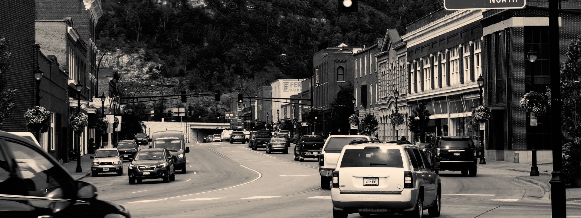 A black and white photo of a busy city street