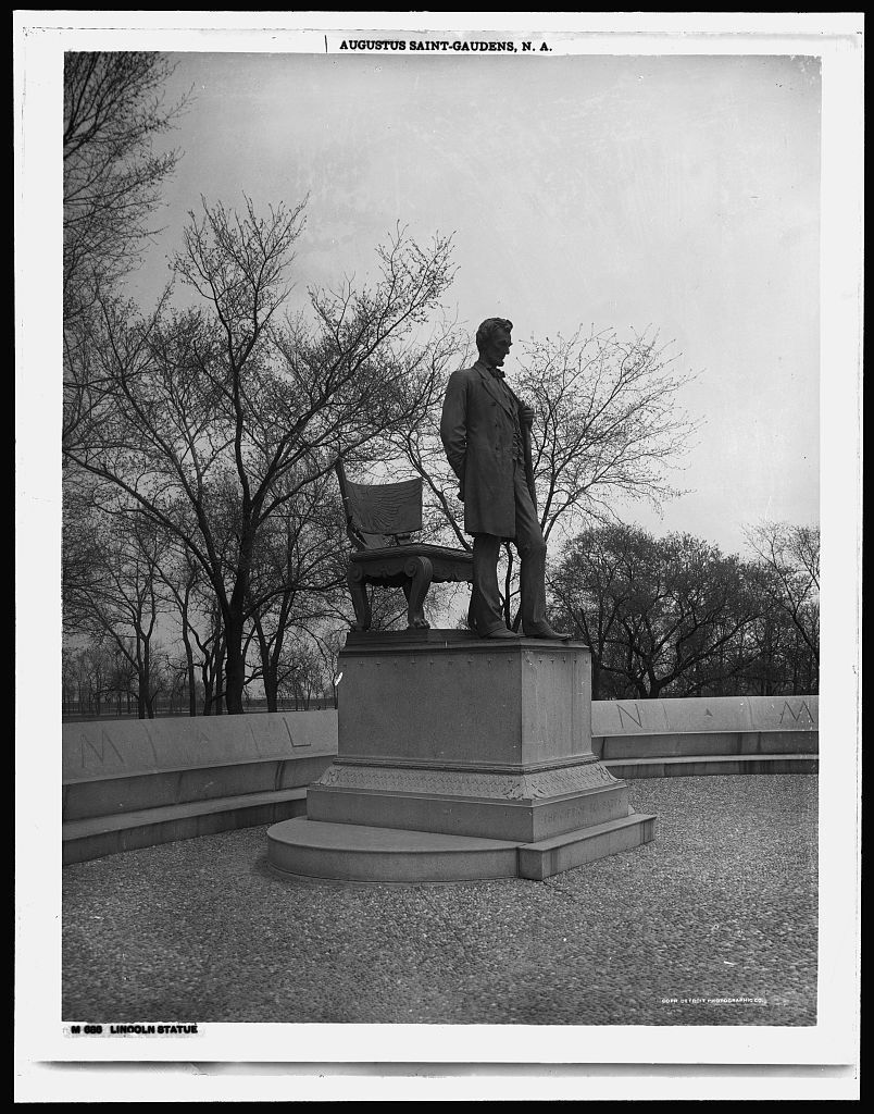 A black and white photo of a statue of abraham lincoln