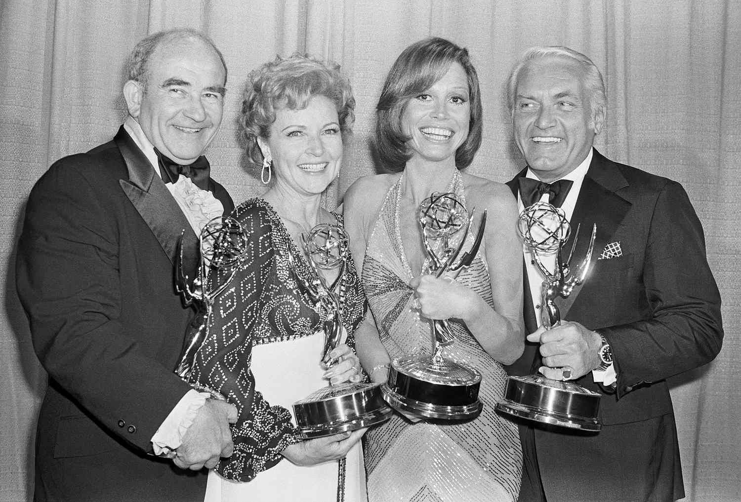 Ed Asner, Betty White, Mary Tyler Moore, and Ted Knight holding their Emmys for the Mary Tyler Moore Show
