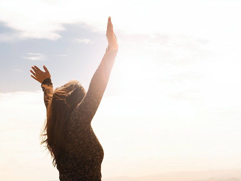 Une femme qui mets ses mains en l'air