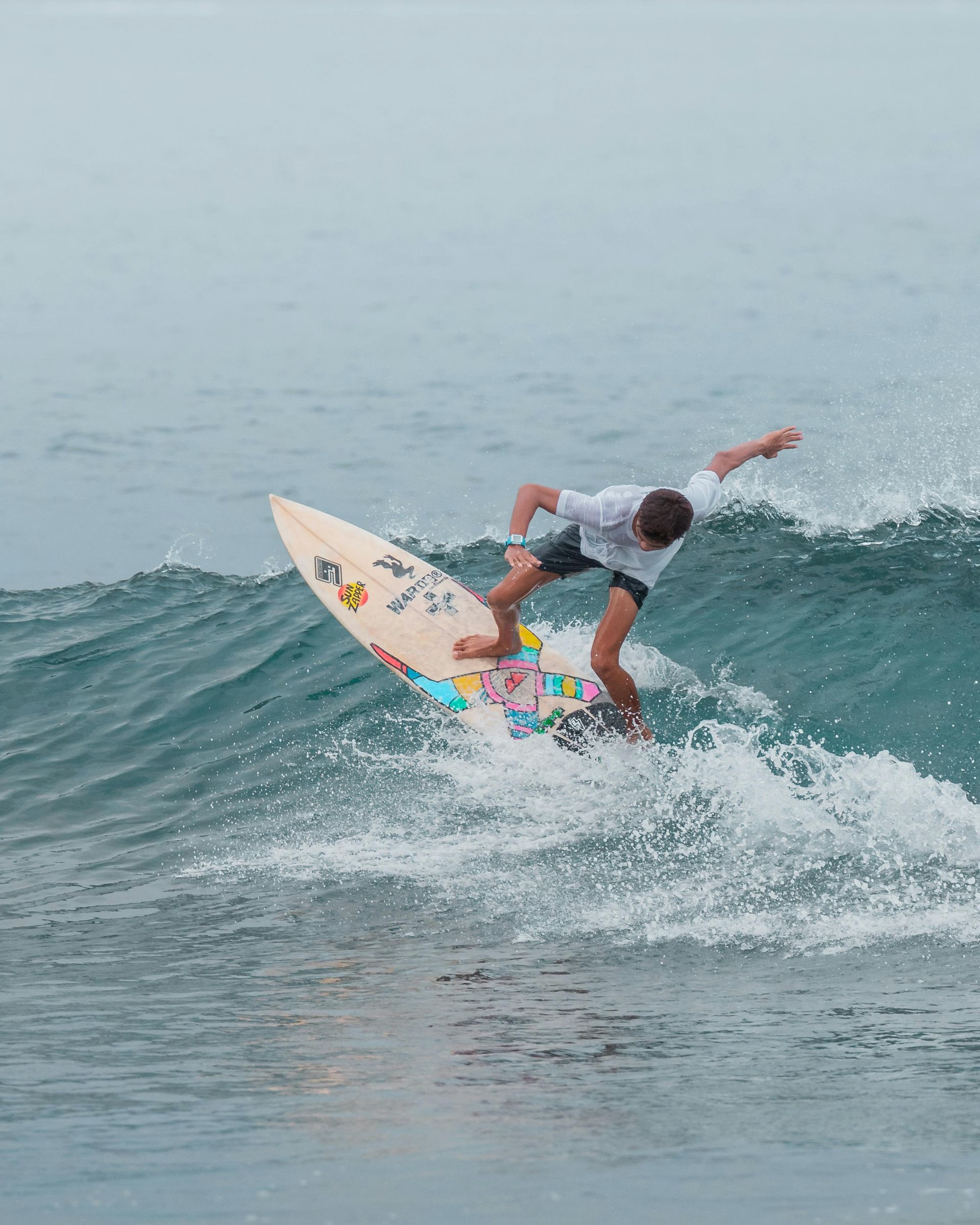Un jeune homme qui fait du surf sur la mer