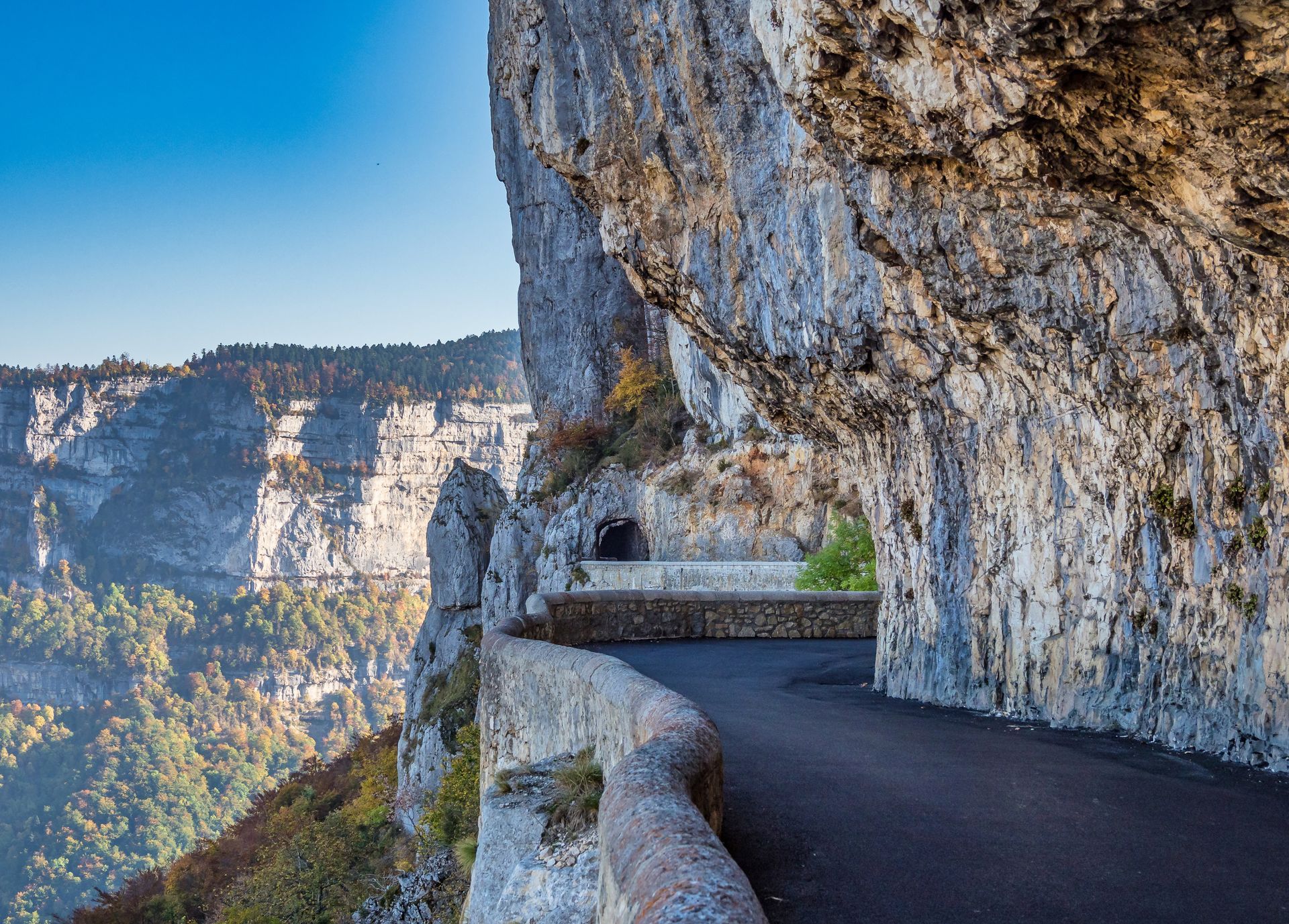 Une falaise avec un grand ciel bleu