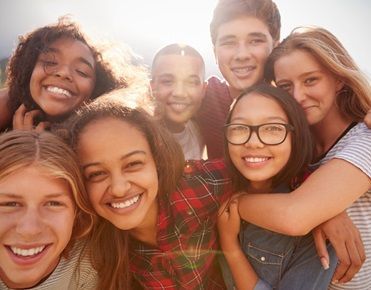 Des adolescents souriants posent en groupe