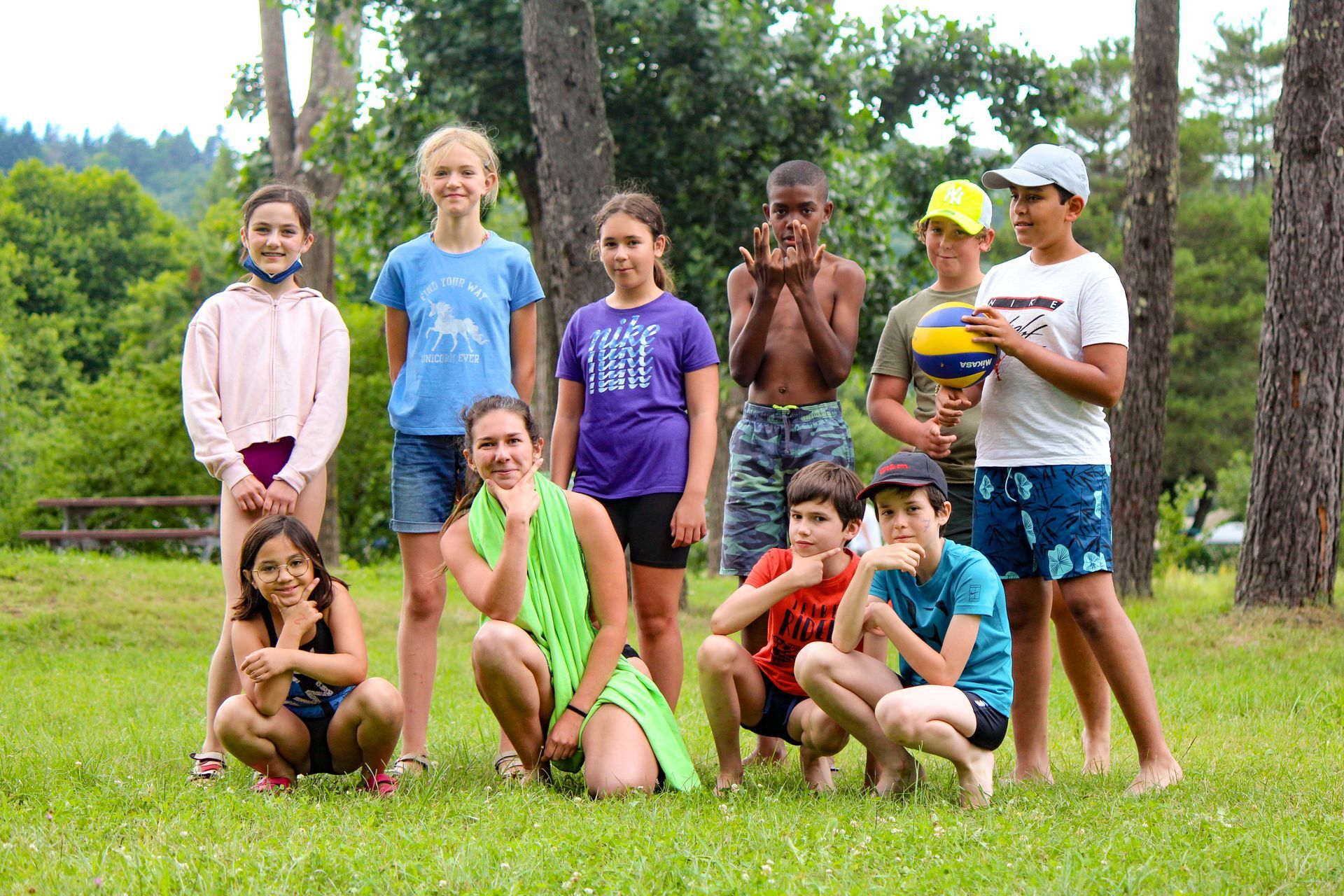 Un groupe d'enfants en train de se baigner 
