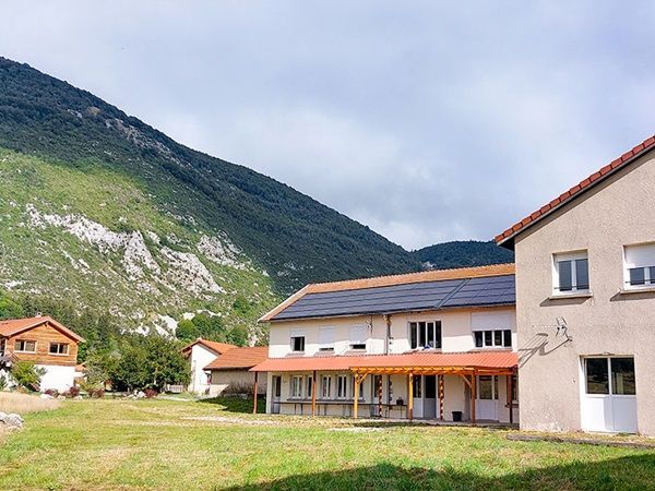 Une vue du centre de vacances La Gélinotte à Vassieux-en-Vercors au pied des montagnes