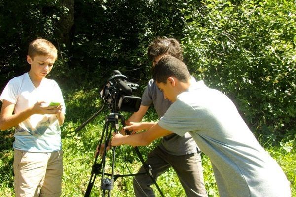 Des enfants tournent un film en extérieur