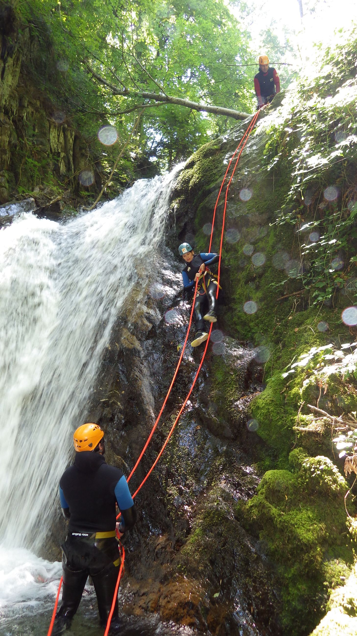 Un groupe d'enfants qui font du canyoning