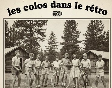 Des enfants des années 50 posent devant un camp de vacances dans une photo en noir et blanc