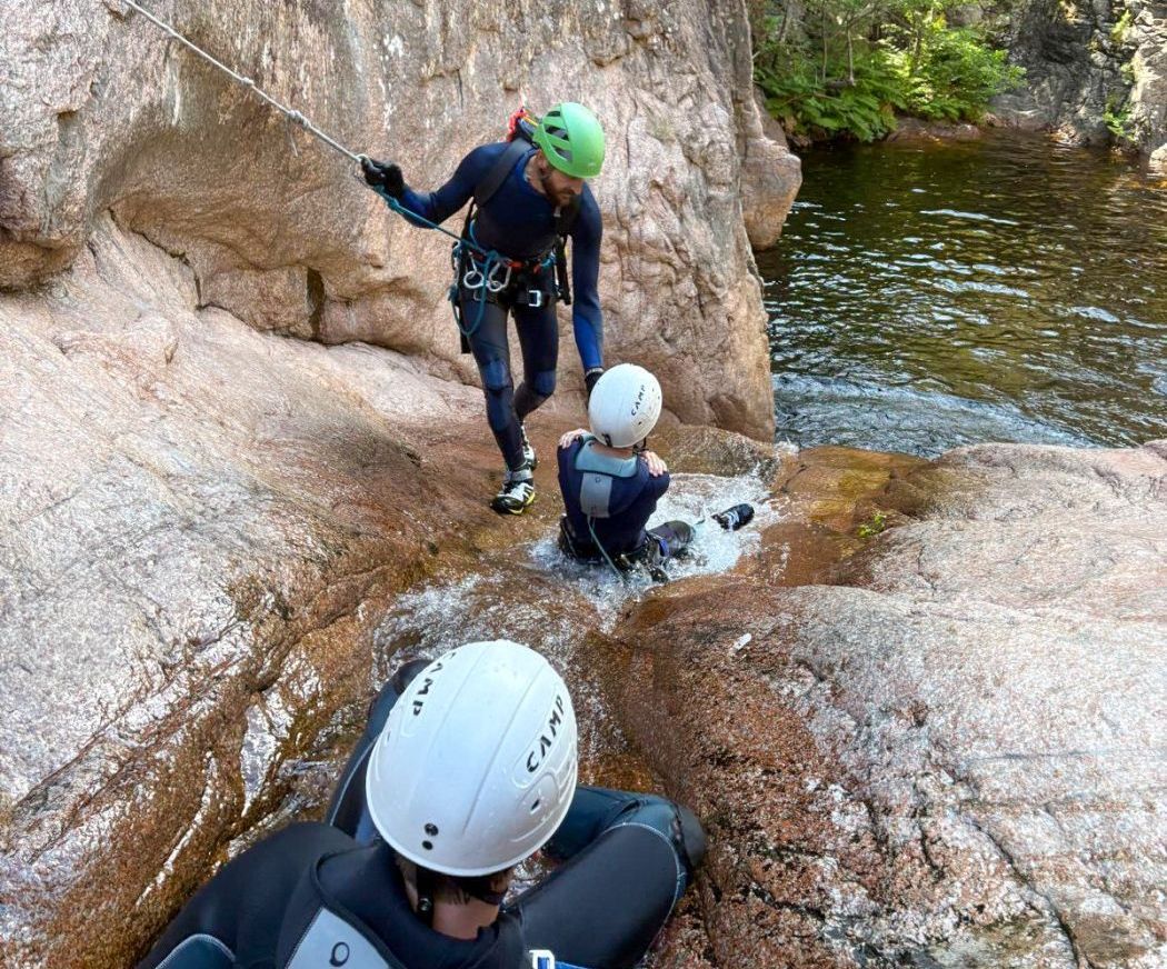 groupe d'enfants qui font du canyoning