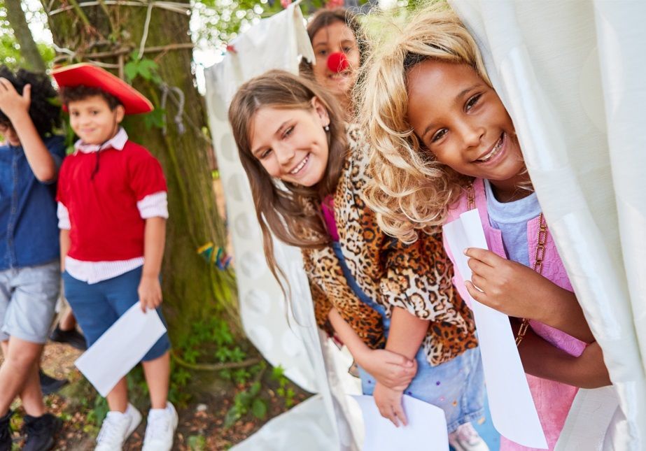 Des enfants costumés s'amusent ensemble