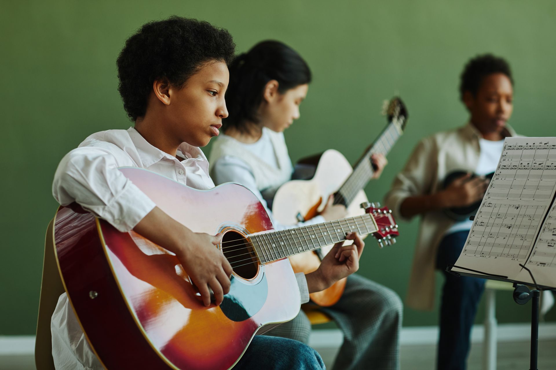Un groupe d'enfants qui font de la musique dans une salle de classe