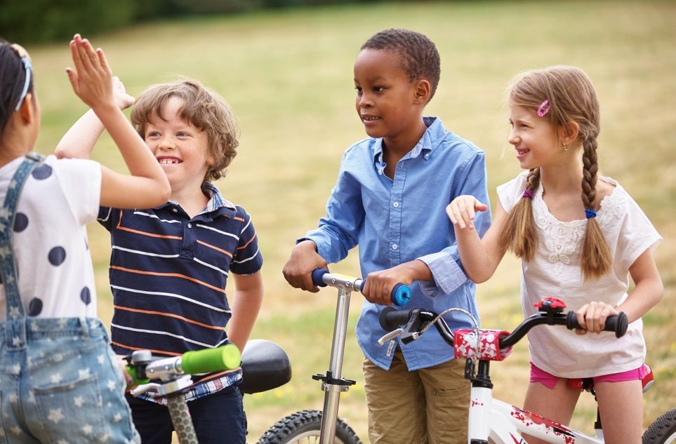 Des enfants jouent et s'amusent à vélo