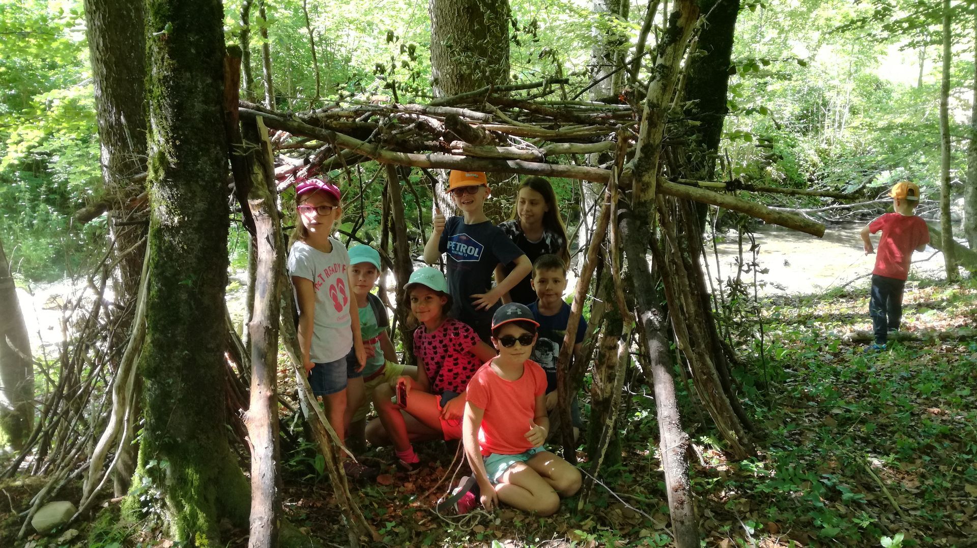 Un groupe d'enfants en train de construire une cabane