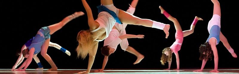 Un groupe d'adolescents réalise une chorégraphie sur scène