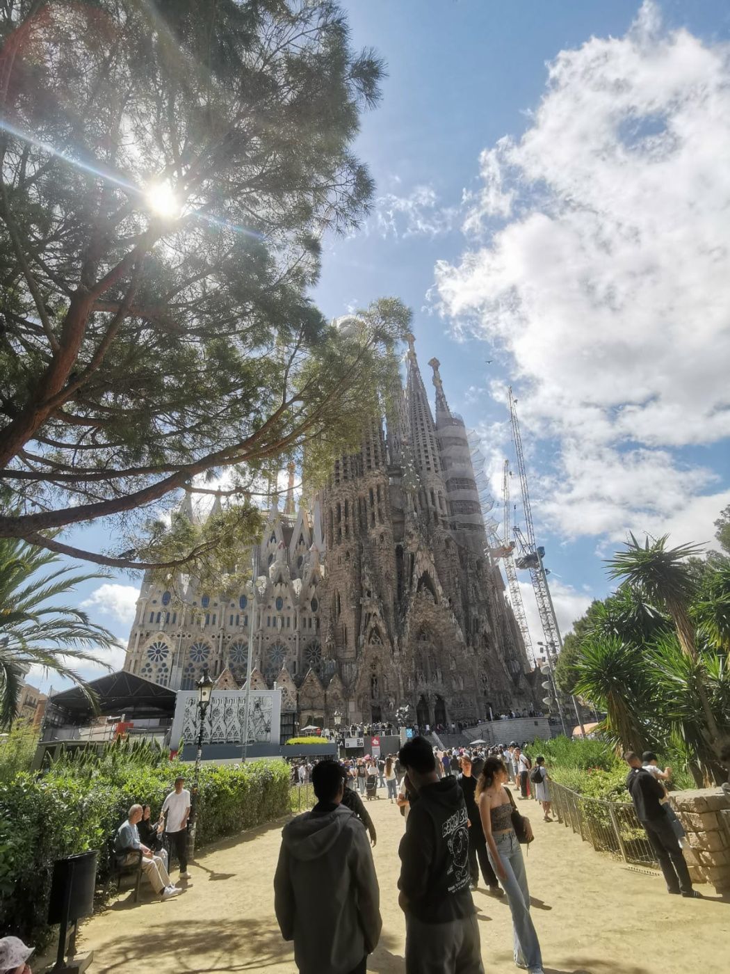 Un groupe d'enfants devant la sagrada familia