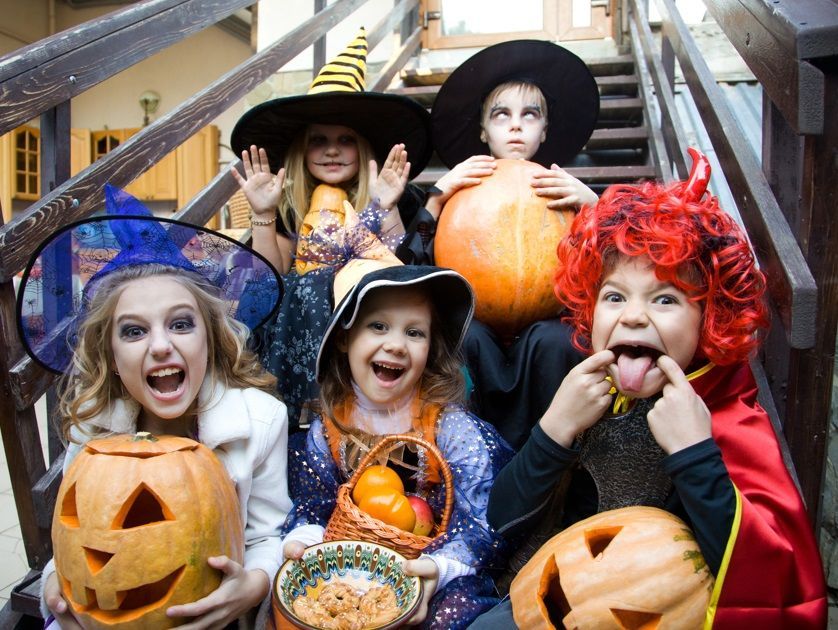 Des enfants sont déguisés pour Halloween pendant leur colonie de vacances