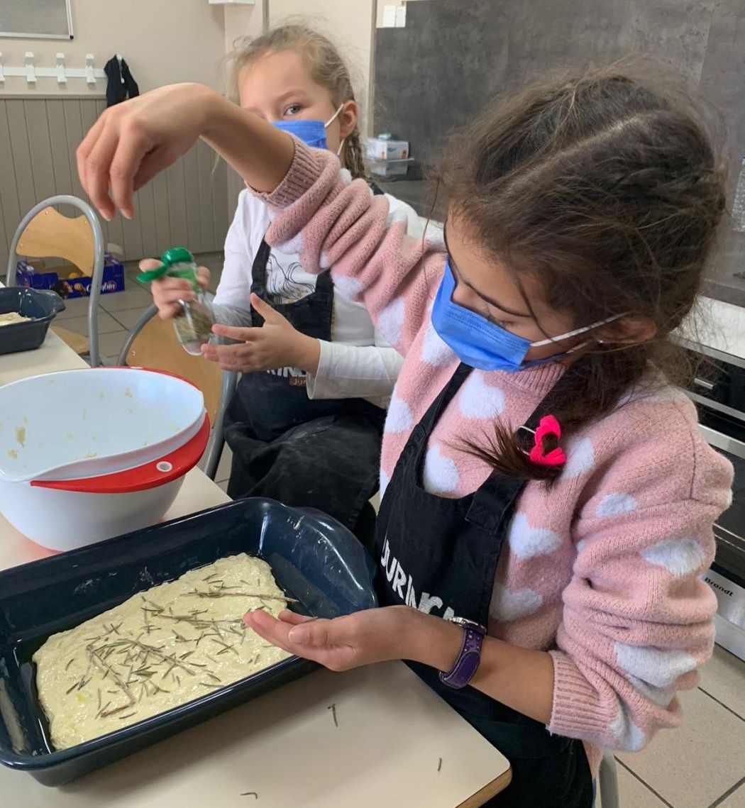 Deux jeunes filles en plein atelier cuisine 