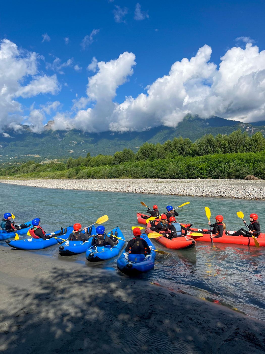Un groupe d'enfants qui font du kayak sur une rivière