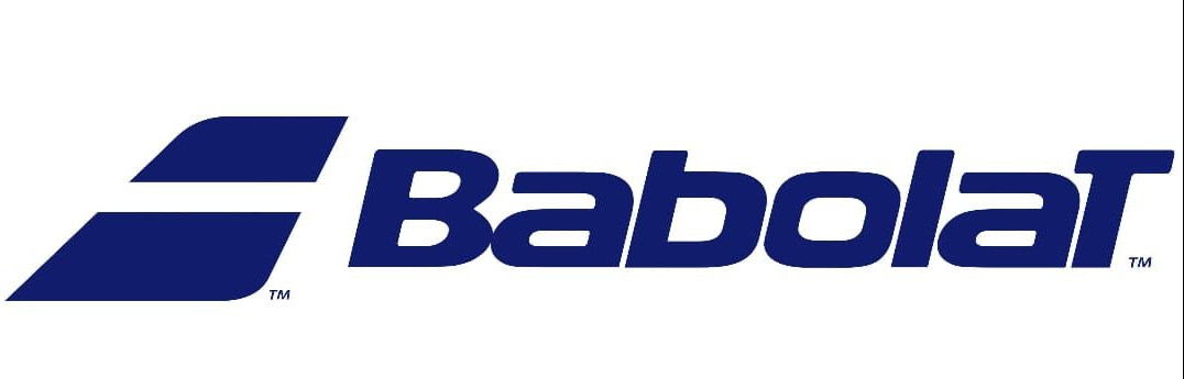 Logo Babolat in blu navy; il logo contiene due forme inclinate a sinistra della parola Babolat.