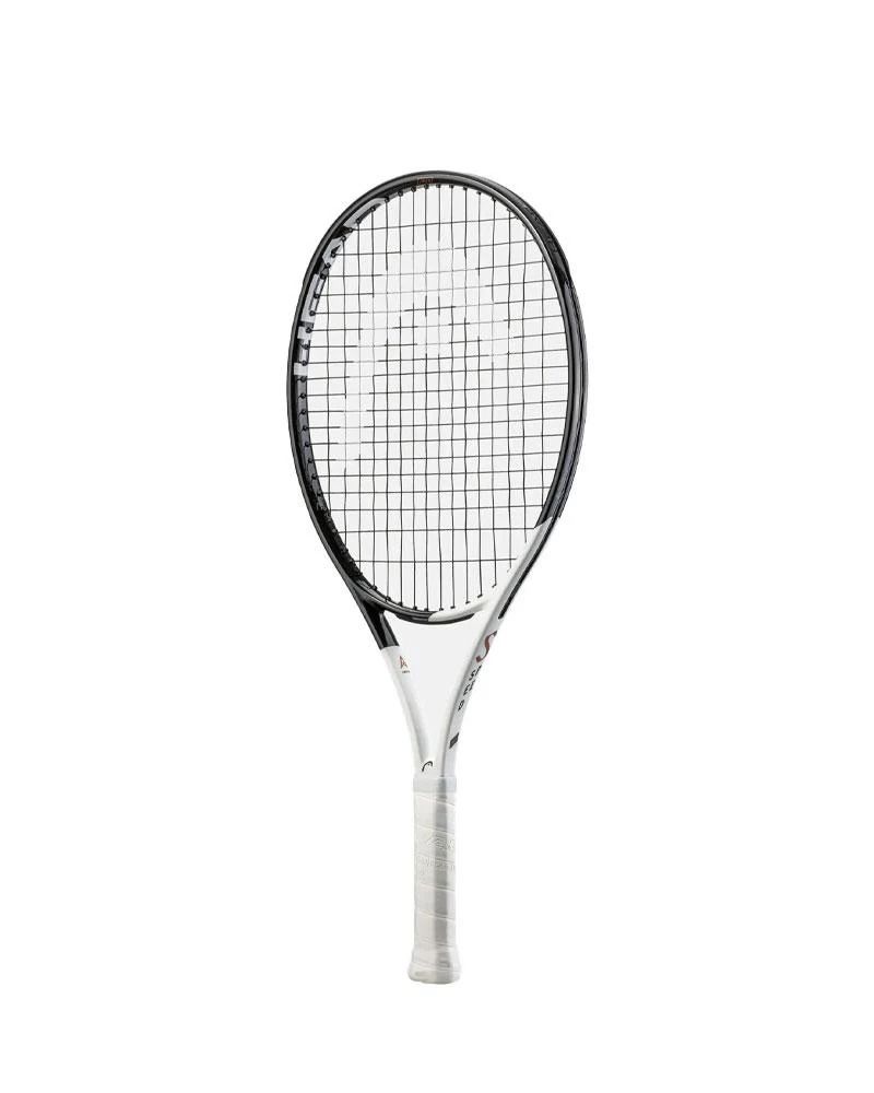 Racchetta da tennis con telaio nero e impugnatura bianca, isolata su bianco.