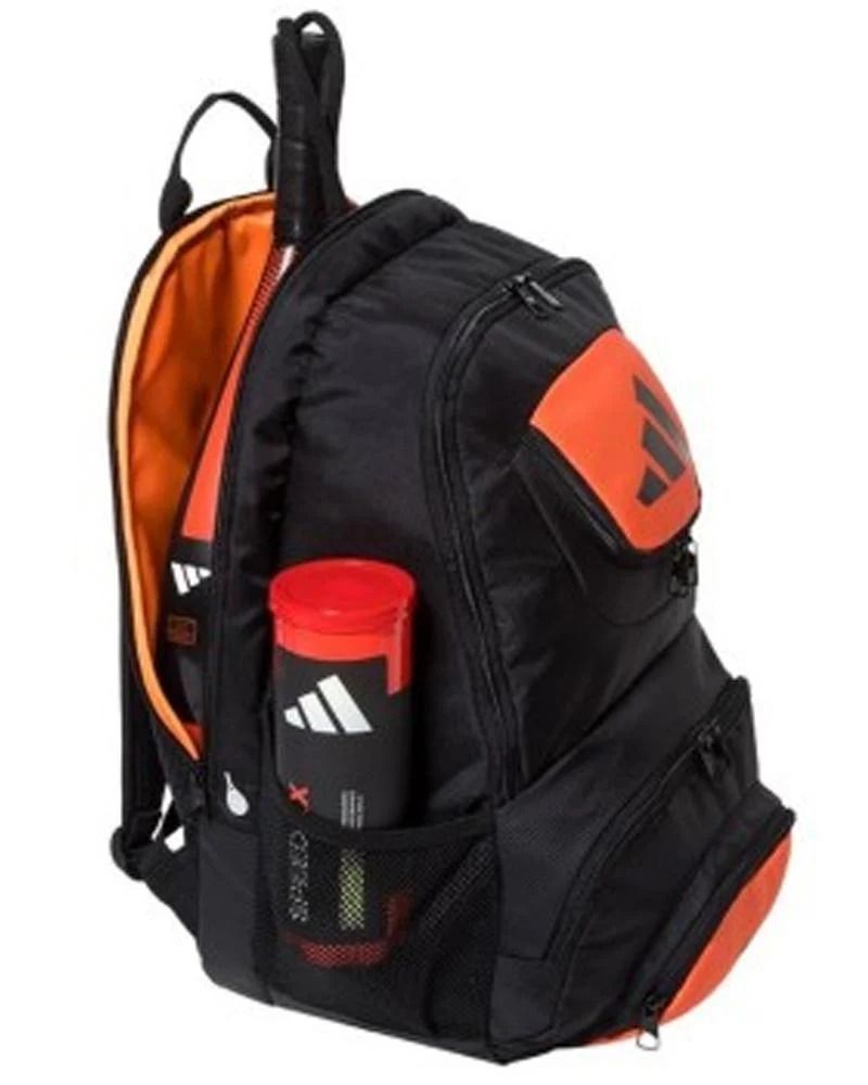 Zaino da tennis Adidas nero con dettagli arancioni, racchetta e palline da tennis in una tasca laterale.