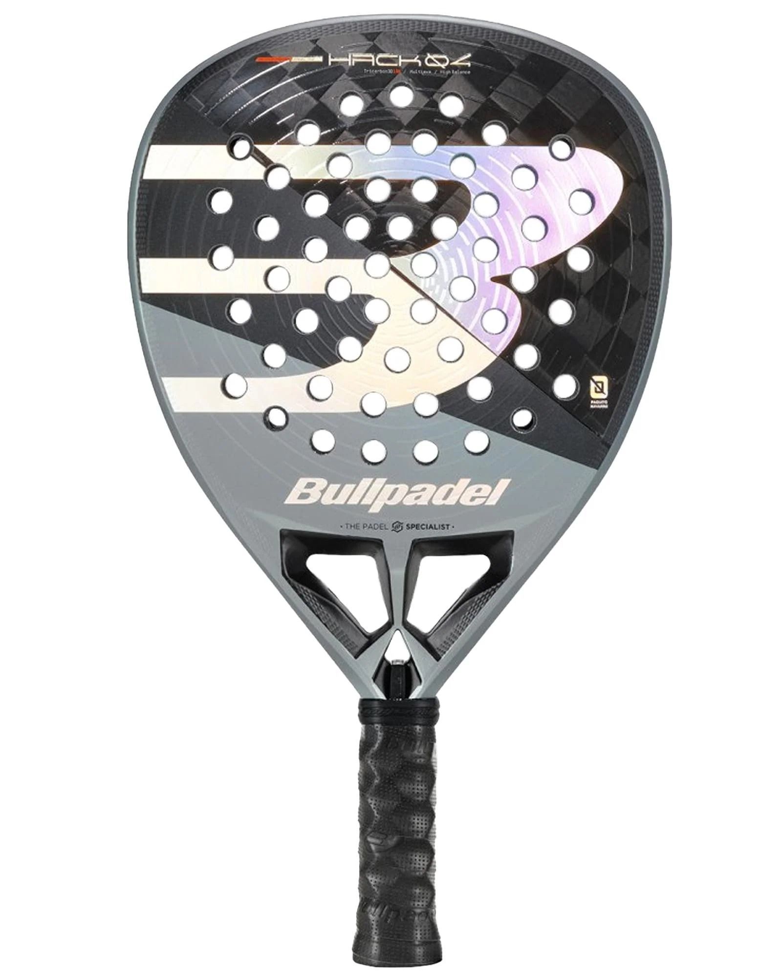 Racchetta da padel grigia e nera con superficie testurizzata e logo