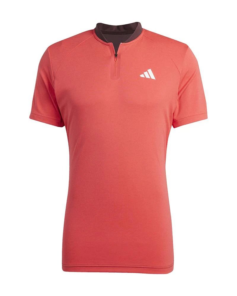 Polo da tennis Adidas da uomo rossa con colletto e cerniera scuri, logo bianco sul petto.