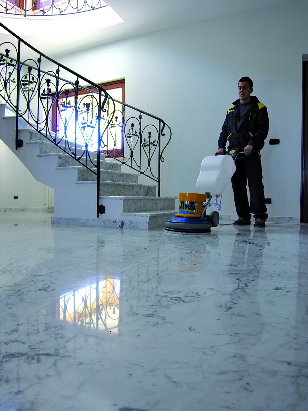Pulizia pavimento in marmo