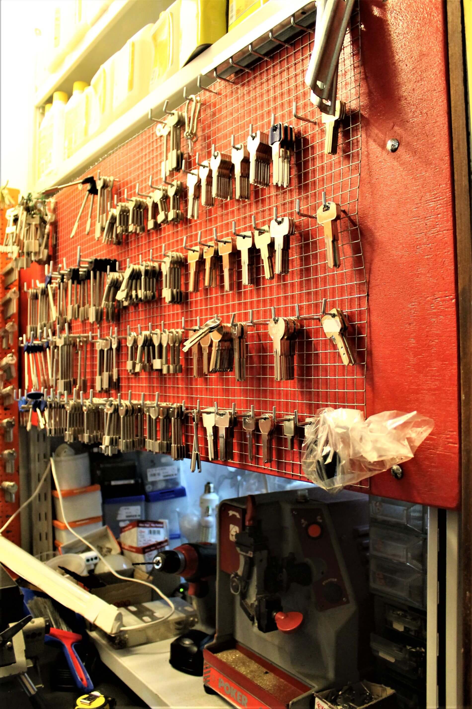 Lavorazione su chiavi per cassette postali