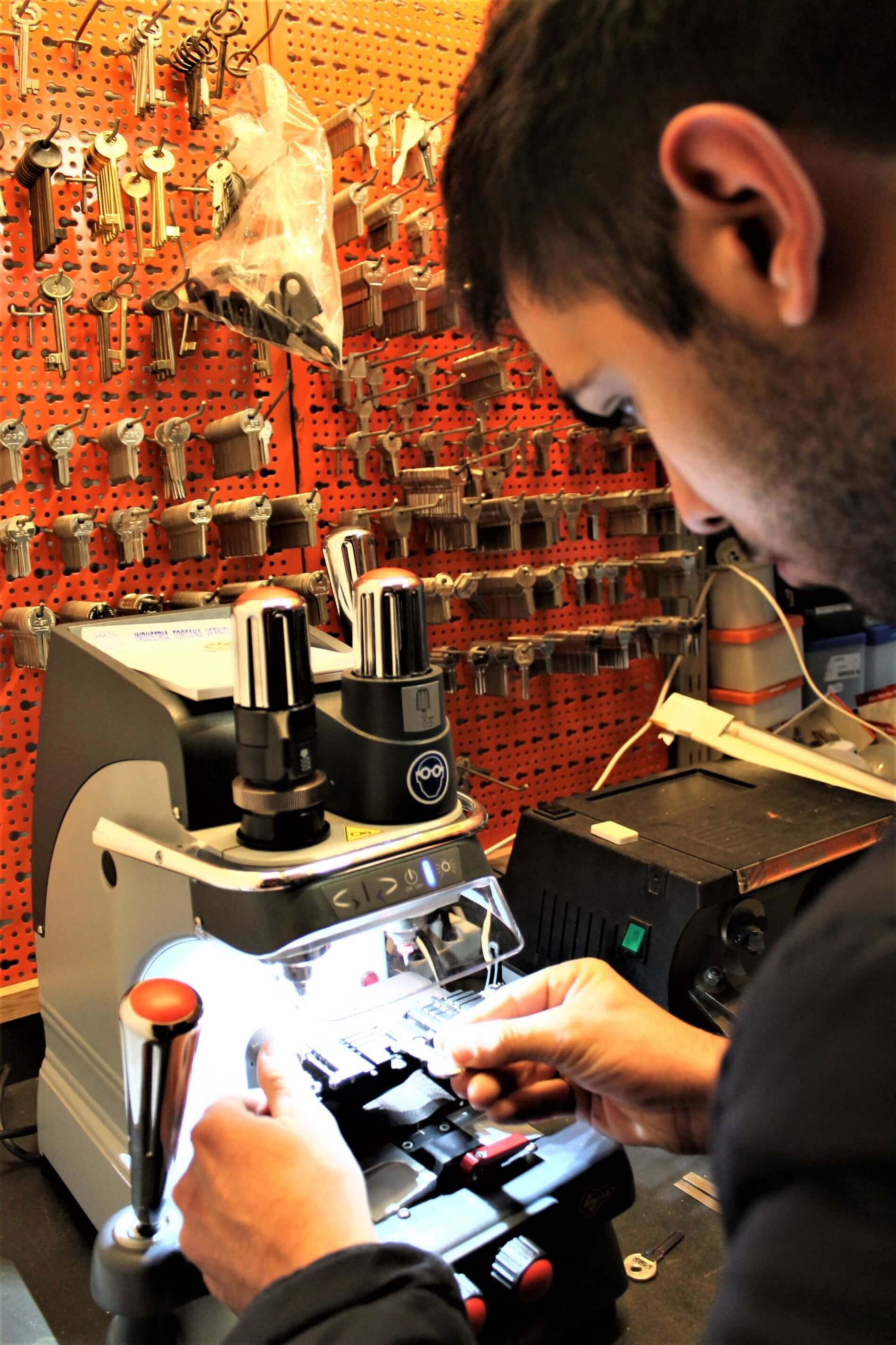 Lavorazione su chiavi a cilindro europeo