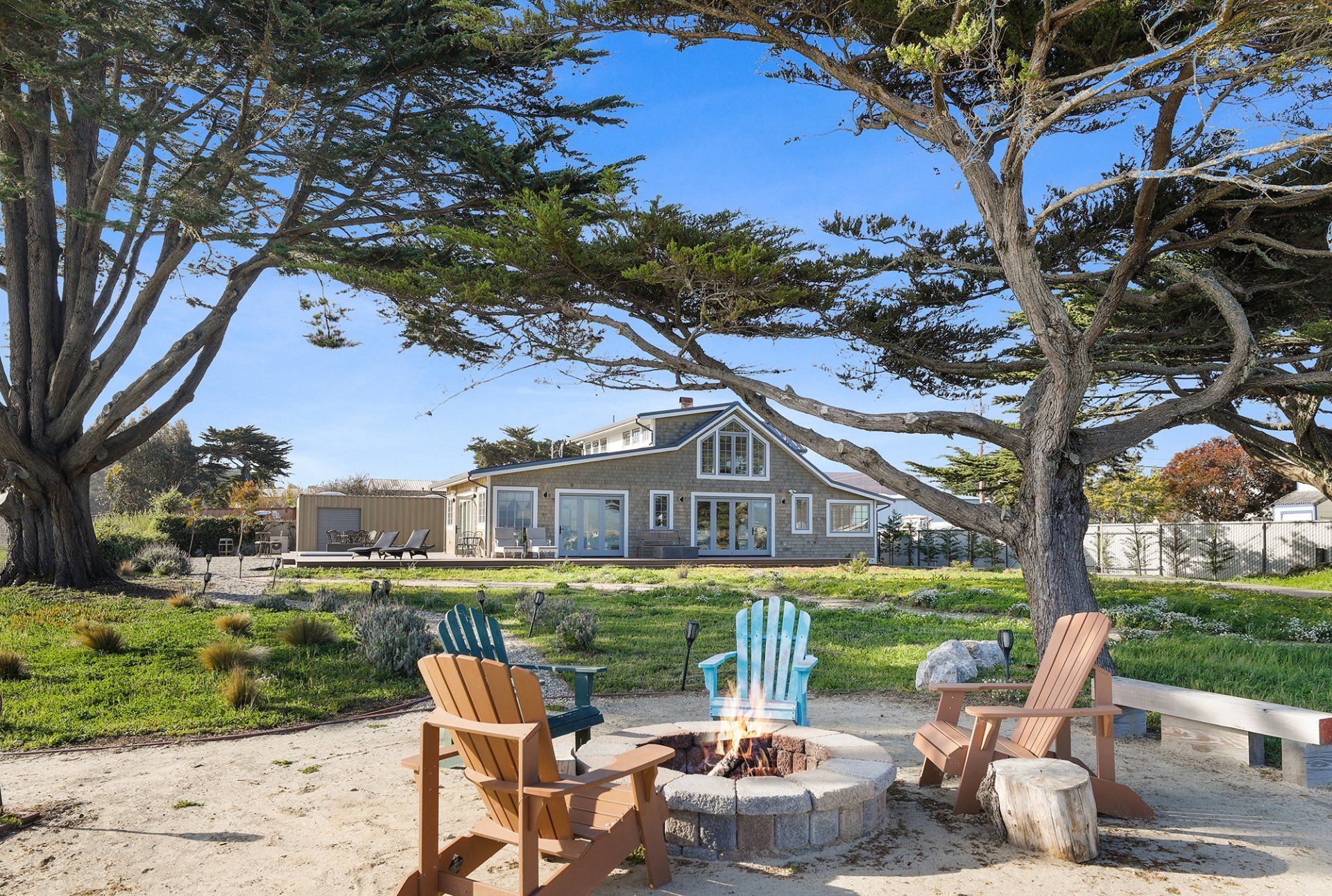 Amplio patio trasero de la casa frente al agua en Half Moon Bay. Alquiler vacacional de lujo en California.