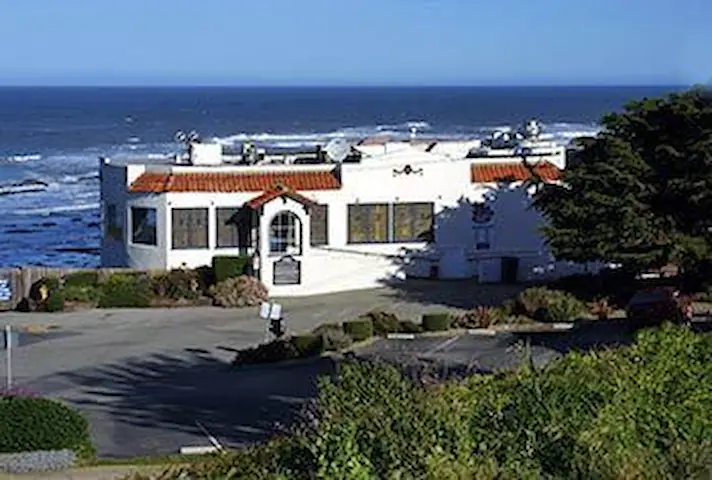 El edificio de la destilería Moss Beach con vista al océano.