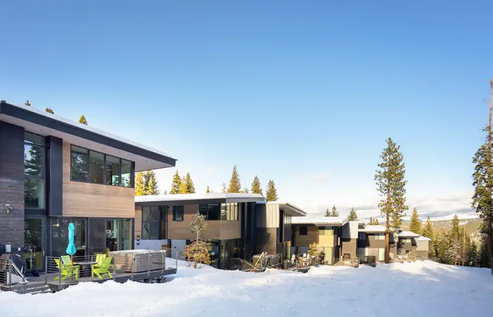 Vista de las casas de ski-in / ski-out en la ladera de la montaña que se encuentran en la colina. Alquiler de vacaciones de lujo en Truckee, California.