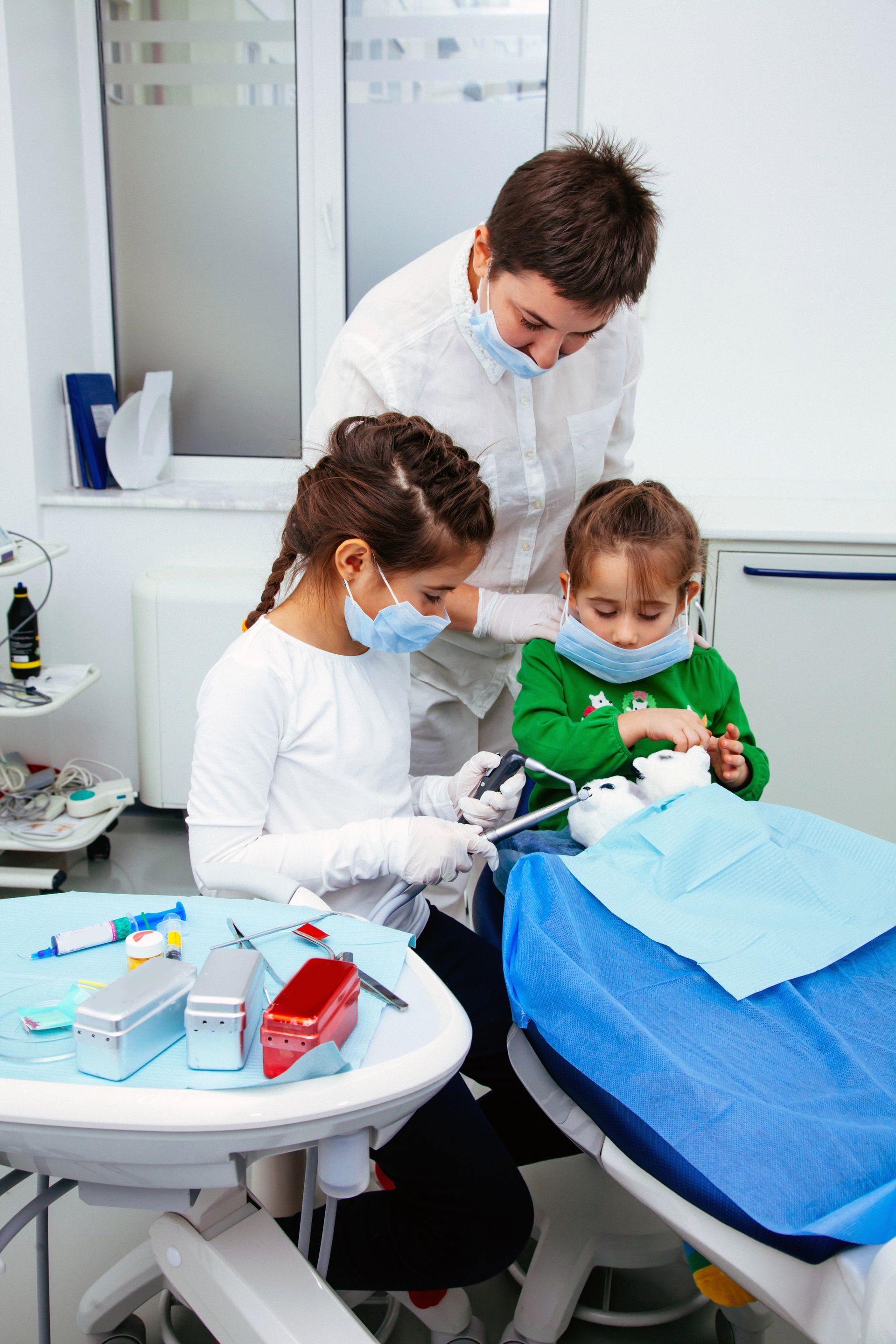 Bambini che giocano al dentista