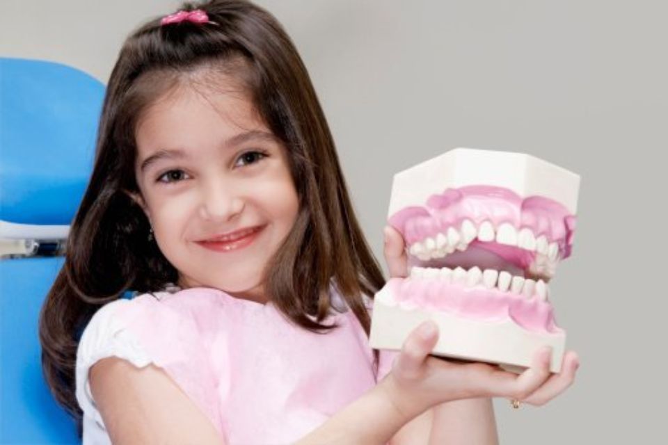 Bambina con impronta dentale