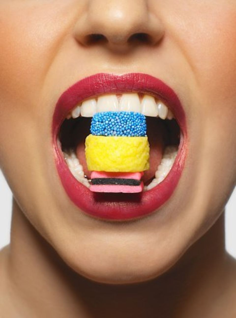 Donna che morde caramelle